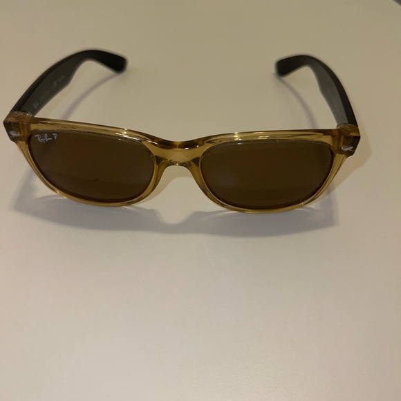 Ray Ban Wayfarer Polarized Sunglasses with case - Picture 6 of 8